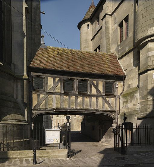 La galerie de communication établie par Albert Bray entre le Vieux-Chapitre et la cathédrale, vue depuis la rue Notre-Dame.