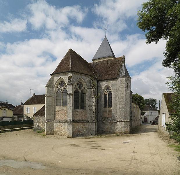 Vue extérieure, depuis l'est : l'abside et le collatéral nord, avec sa tourelle d'escalier.