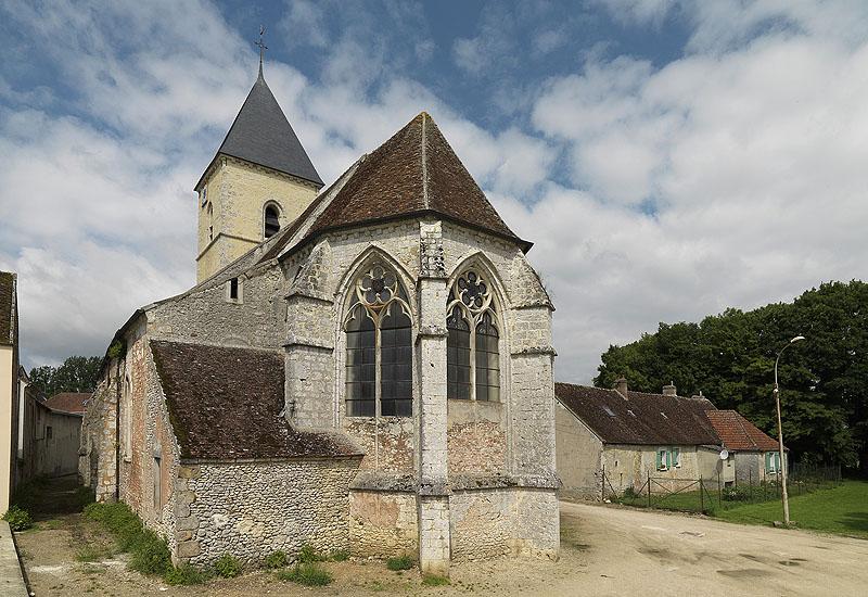 Vue extérieure, depuis le sud-est : le chevet et la sacristie accolée contre le flanc sud.