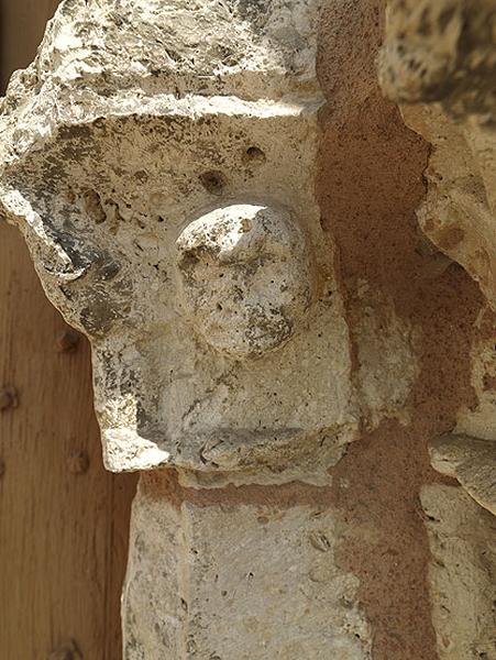 Détail du portail : chapiteau du piédroit sud.