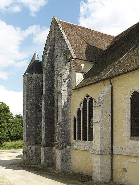 Vue extérieure, côté nord : dernières travées de la nef et mur pignon de la chapelle de la Vierge, avec sa tourelle d'escalier à pans coupés.