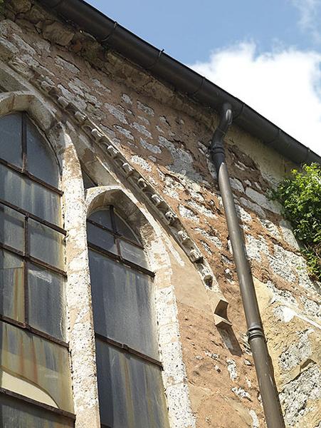 Vue extérieure, côté sud, 4e travée : détail de l'arc à motif de clochettes.