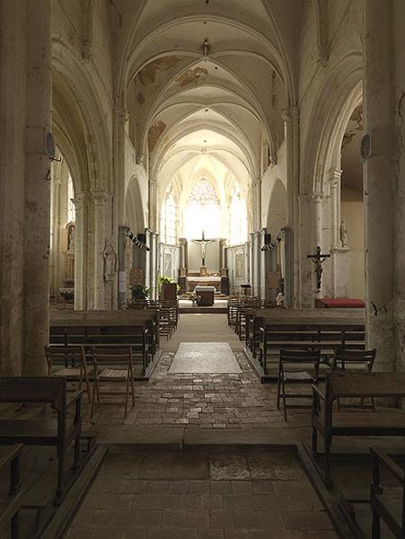 Vue intérieure vers l'est, depuis la 3e travée de la nef.