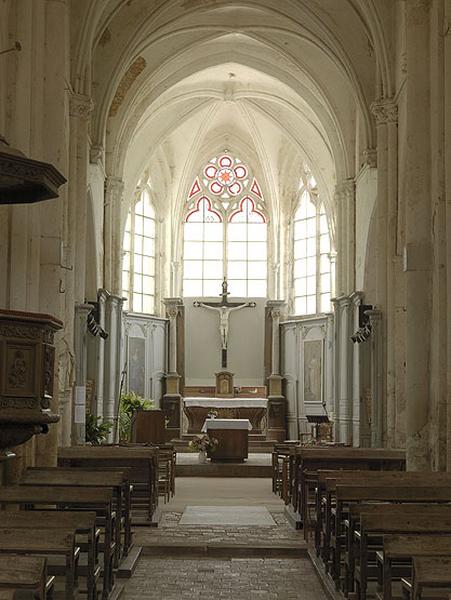 Vue intérieure : le vaisseau central du choeur et l'abside.