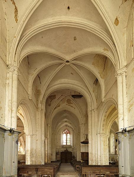 Vue intérieure, depuis le choeur. On voit au centre la travée couverte d'une voûte sexpartite.