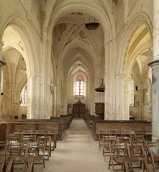 Vue intérieure, vers l'ouest, depuis la 4e travée. On voit au centre la travée du clocher.