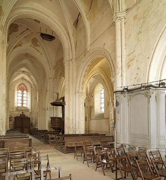 Vue intérieure, depuis le sud-est. Le pilier au 1er plan correspond à l'entrée actuelle du choeur.