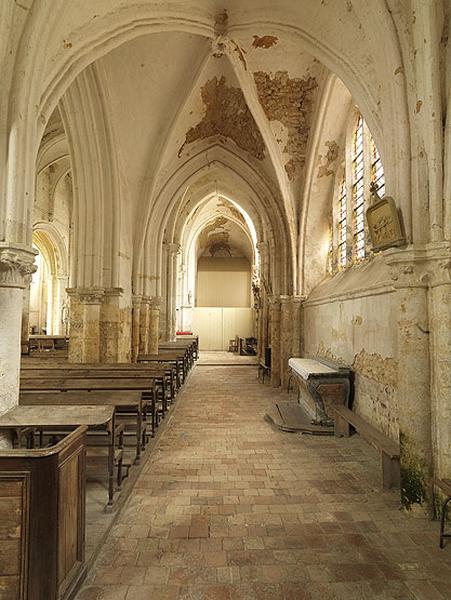 Vue intérieure : le collatéral sud de la nef, vu vers l'est. Vue prise à l'entrée de la travée n°2.