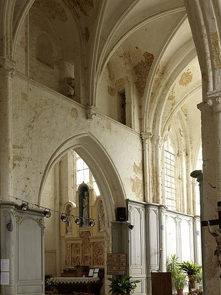 Vue intérieure : travée droite du choeur, élévation nord.