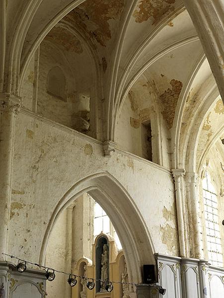 Vue intérieure : travée droite du choeur, élévation nord, détail (l'arc et la coursière).