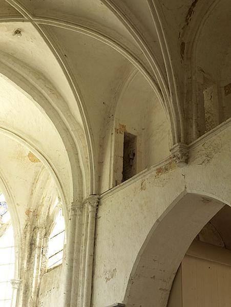 Vue intérieure : travée droite du choeur, élévation sud, détail de la coursière.