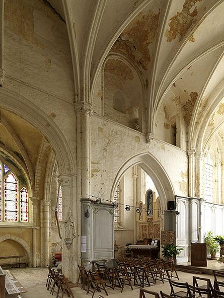 Vue intérieure du choeur, depuis le sud-ouest : élévation nord de la travée droite du choeur et dégagement vers le collatéral nord et la chapelle de la Vierge.