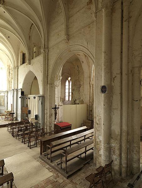 Vue intérieure : élévation sud de la 4e travée de la nef et de la travée droite du choeur.