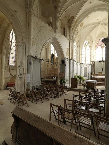 Vue intérieure : le choeur vu du sud-ouest (élévation nord de la travée droite du choeur et vue de l'abside).