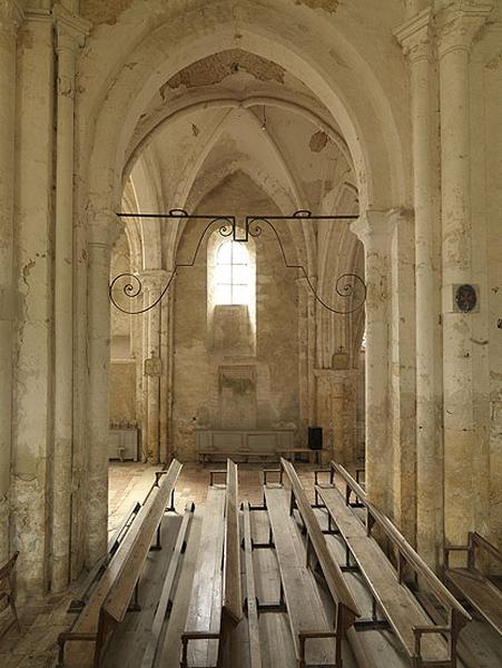 Vue intérieure : la 3e travée du collatéral sud, vue depuis le vaisseau central (sous le clocher). Sous l'arc doubleau a été installée la poutre de gloire en ferronnerie qui marquait autrefois l'entrée du choeur.