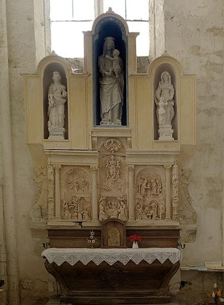 Vue d'ensemble, avec l'autel et les statues qui couronnent le retable.