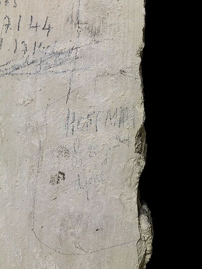 graffiti de chambrée sur carreau de plâtre formant contre-cloison