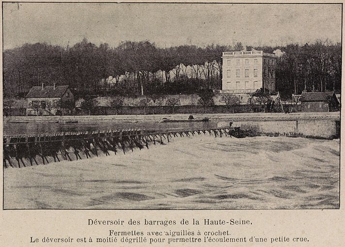 Déversoir des barrages de la Haute Seine. Fermettes avec aiguilles à crochet. Le déversoir est à moitié dégrillé pour permettre l'écoulement d'une petite crue. Photographie. Tiré de : Notions de navigation intérieure / M. Fourrey. Paris : Ecole spéciale des travaux publics, 1929.