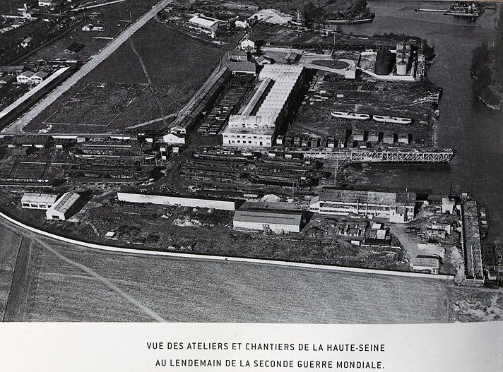 Villeneuve-le-Roi, usine de construction navale dite Chantiers de la Haute Seine. Vue aérienne du site au lendemain de la Seconde Guerre mondiale. Tiré de : Morillon-Corvol, une entreprise née de la Seine / I. Backouche. Paris : Textuel, 2003, p. 50-79.