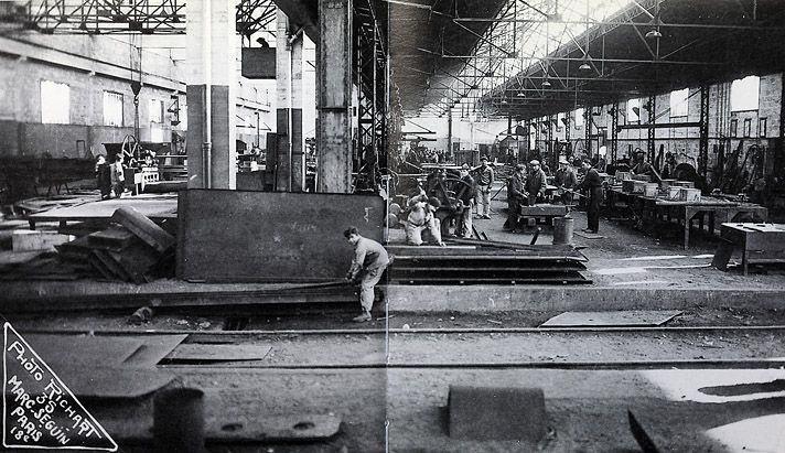 Villeneuve-le-Roi, usine de construction navale dite Chantiers de la Haute Seine. Vue intérieur des ateliers vers 1950. Tiré de : Morillon-Corvol, une entreprise née de la Seine / I. Backouche. Paris : Textuel, 2003, p. 50-79.