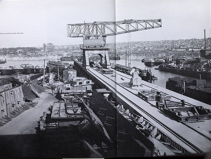 Villeneuve-le-Roi, ensemble d'industrie extractive dite société Morillon-Corvol. Vue d'ensemble de l'estacade vers 1950. Tiré de : Morillon-Corvol, une entreprise née de la Seine / I. Backouche. Paris : Textuel, 2003, p. 50-79.