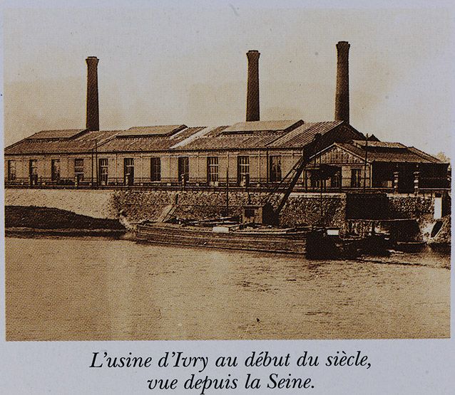 Ivry-sur-Seine, établissement élévateur des eaux dite compagnie des bassins filtrants de la ville de Paris. L'usine au début du XXe siècle, vue depuis la Seine. Tiré de :  L'eau de Paris / M. Gaillard, C. Abron. Edit. Martelle, 1995, p.142 - 151.