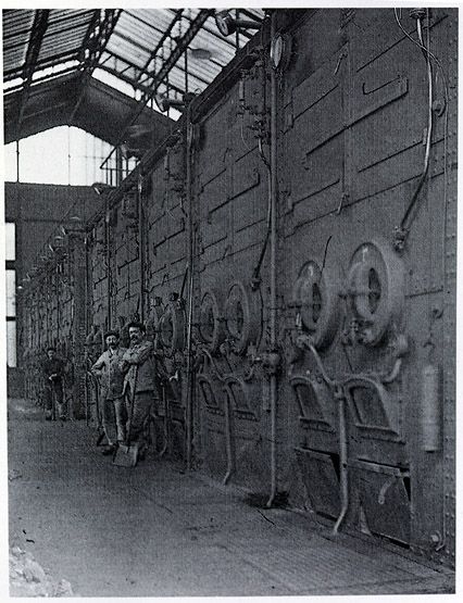 Ivry-sur-Seine, établissement élévateur des eaux dite compagnie des bassins filtrants de la ville de Paris. Les fours à charbon fournissant l'énergie aux pompes à vapeur. Tiré de :  L'eau de Paris / M. Gaillard, C. Abron. Edit. Martelle, 1995, p.142 - 151.