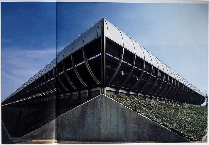 Ivry-sur-Seine, établissement élévateur des eaux dite compagnie des bassins filtrants de la ville de Paris. Vue du bâtiment principal des installations de traitement la nouvelle usine construite par Dominique Perrault. Tiré de :  L'eau de Paris / M. Gaillard, C. Abron. Edit. Martelle, 1995, p.142 - 151.