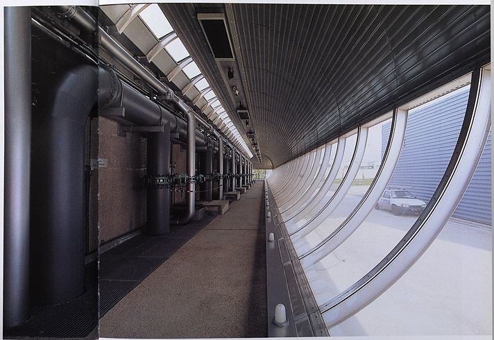 Ivry-sur-Seine, établissement élévateur des eaux dite compagnie des bassins filtrants de la ville de Paris. Vue de la galerie technique de la nouvelle usine construite par Dominique Perrault. Tiré de :  L'eau de Paris / M. Gaillard, C. Abron. Edit. Martelle, 1995, p.142 - 151.