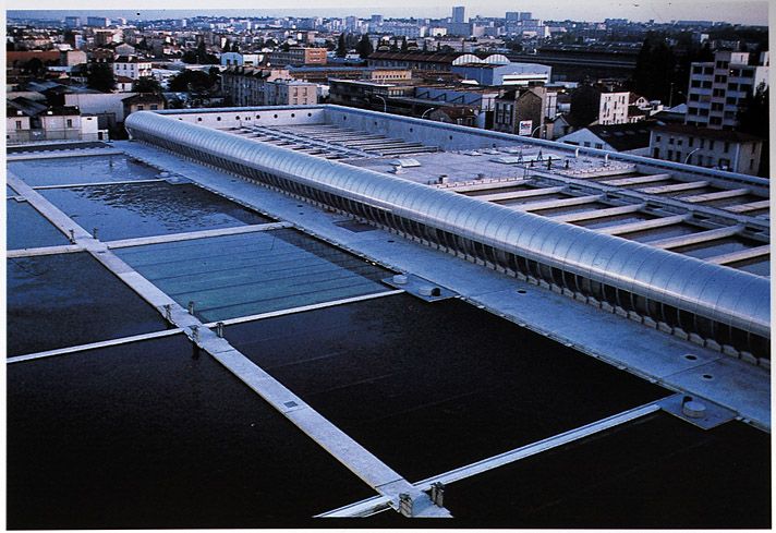 Ivry-sur-Seine, établissement élévateur des eaux dite compagnie des bassins filtrants de la ville de Paris. Vue des bassins de la nouvelle usine construite par Dominique Perrault. Tiré de :  L'eau de Paris / M. Gaillard, C. Abron. Edit. Martelle, 1995, p.142 - 151.