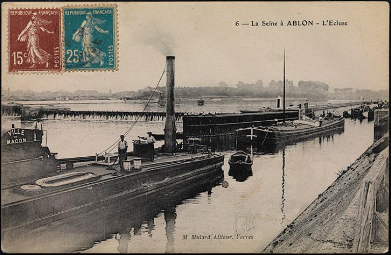 Ablon-sur-Seine, Vigneux. Barrage éclusé d'Ablon-sur-Seine. Vue du barrage et de bateaux à la sortie de l'écluse.  Carte postale. ( Musée de la batellerie, Conflans-Sainte-Honorine)