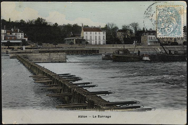 Ablon-sur-Seine, Vigneux. Barrage éclusé d'Ablon-sur-Seine. Le barrage dont une partie des aiguilles est relevée. Carte postale. ( Musée de la batellerie, Conflans-Sainte-Honorine)