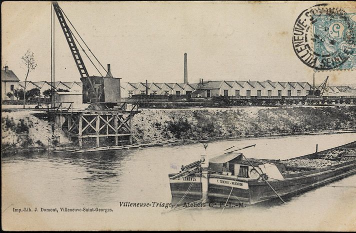 Villeneuve-Saint-Georges. La Seine, une grue de déchargement des péniches, au loin les ateliers SNCF. Carte postale. ( Musée de la batellerie, Conflans-Sainte-Honorine)