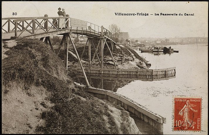 Villeneuve-Saint-Georges. La passerelle du canal des Peupliers. Carte postale. ( Musée de la batellerie, Conflans-Sainte-Honorine)