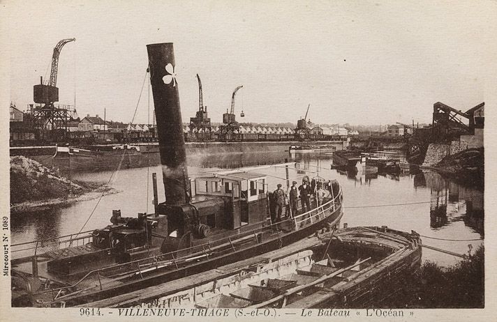 Villeneuve-Saint-Georges. Vue d'ensemble du port de transbordement. Plusieurs grues au second plan. Carte postale. ( Musée de la batellerie, Conflans-Sainte-Honorine)