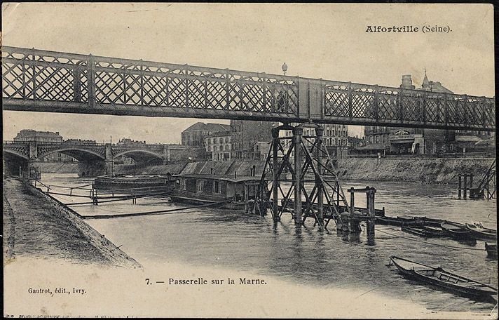 Alfortville. Vue d'ensemble de l'ancienne passerelle à la structure métallique similaire à celle de certains ponts de chemin de fer. Carte postale. ( Musée de la batellerie, Conflans-Sainte-Honorine)