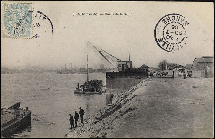 Alfortville. Vue d'ensemble du port. A quai, une péniche sous la grue de transbordement. Au premier plan, des pêcheurs.  Carte postale. ( Musée de la batellerie, Conflans-Sainte-Honorine)