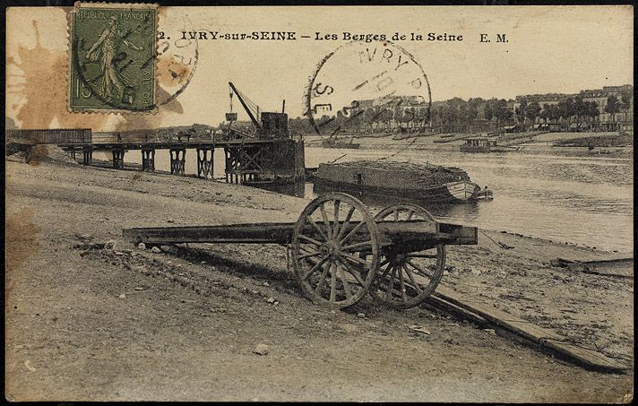 Ivry-sur-Seine. Détail de la berge. Au premier plan, une charrette, au second plan, une grue. Carte postale. ( Musée de la batellerie, Conflans-Sainte-Honorine)