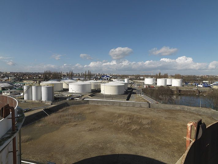 Villeneuve-le-Roi, dépôt pétrolier. Vue des alentours depuis le haut d'un réservoir.