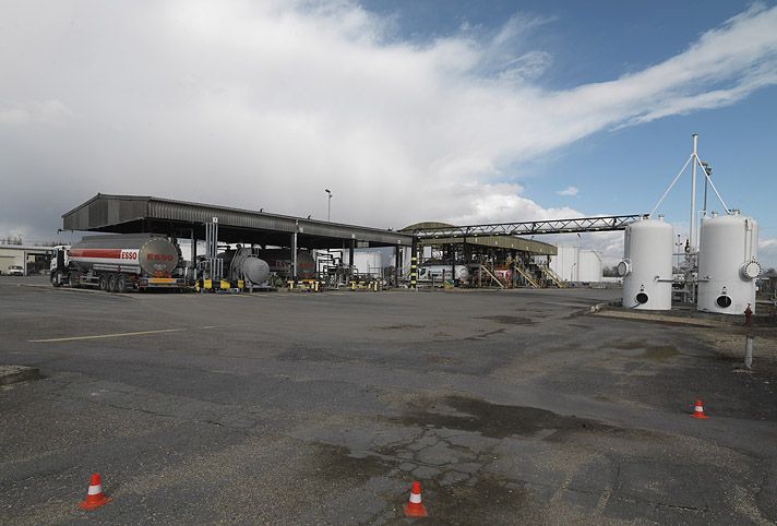 Villeneuve-le-Roi, dépôt pétrolier. Vue d'ensemble du quai de chargement des camions citernes.