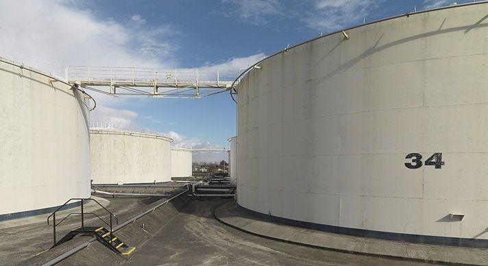 Villeneuve-le-Roi, dépôt pétrolier. Vue de réservoirs.