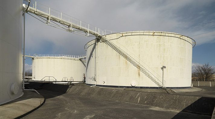 Villeneuve-le-Roi, dépôt pétrolier. Vue de réservoirs.