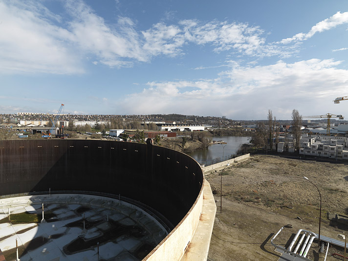 Villeneuve-le-Roi, dépôt pétrolier. Vue alentour depuis le sommet d'un réservoir du dépôt pétrolier