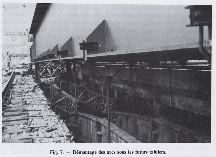 Pont ferroviaire de la ligne Paris-Lyon. Démontage des arcs sous les futurs tabliers. Tiré de : Travaux sur le pont de Charenton, remplacement des tabliers en fonte des ponts-rails sur l'autoroute A4 et sur la Marne sous les voies de la ligne Paris-Marseille / F. Jouvie, C. Vicherat. In Revue Générale des Chemins de Fer, juin 1987, p. 21.