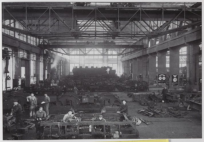 Vitry-sur-Seine. Vue intérieure des ateliers ferroviaires. Tiré de : Le chemin de fer Paris Orléans/J.-P. Vergez-Larrouy. Paris : la Vie du Rail, la Régordane, 1997.