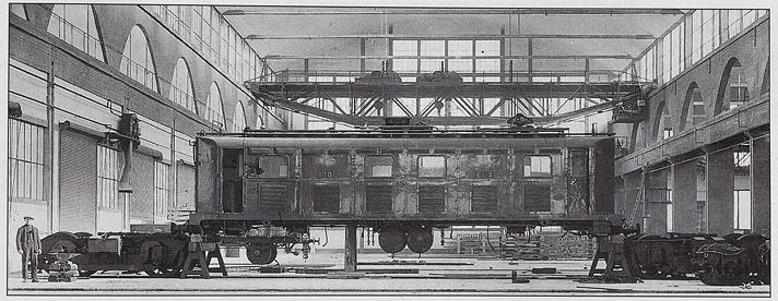 Vitry-sur-Seine. Vue intérieure d'un atelier ferroviaire. Tiré de : Le chemin de fer Paris Orléans/J.-P. Vergez-Larrouy. Paris : la Vie du Rail, la Régordane, 1997.