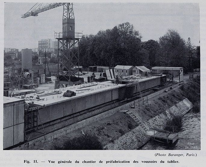 Choisy-le-Roi. Pont de Choisy (n°2). Vue du chantier de préfabrication des voussoirs, sur la berge.  Photographie. Tiré de : Travaux, janvier 1966, n° 372.