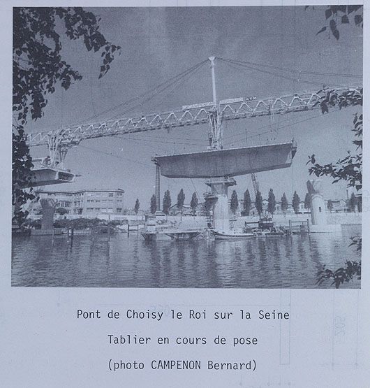 Choisy-le-Roi, Alfortville, Vitry-sur-Seine. Pont de Choisy de l'A86. Vue du chantier, tablier en cours de pose. Tiré de : Choisy-le-Roi, construction du pont de l'autoroute A86" / Bulletin annuel AFPC (Association française pour la construction)", 1983-84, p. 224-226, 385-386.