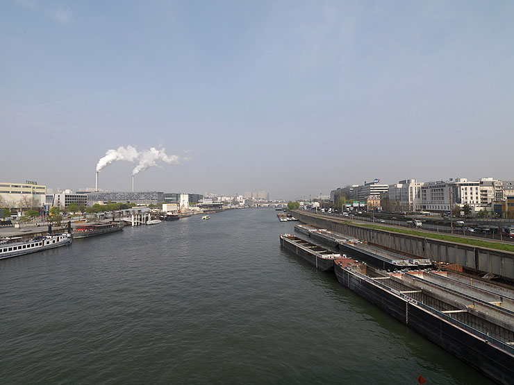 Ivry-sur-Seine. Vue depuis la Seine vers Paris. A gauche, le port d'Ivry, à droite des barges à quai à Charenton-Le-Pont.