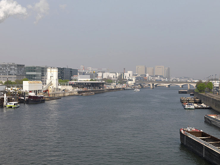 Ivry-sur-Seine. Vue depuis la Seine vers Paris. A gauche, le port d'Ivry, au loin, les tours de la Bibliothèque nationale, les ponts du périphérique et de la petite ceinture.